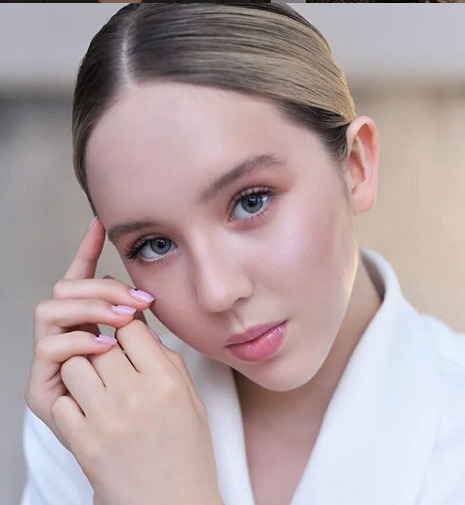 Блогер Арина Шелдон Блогер Арина Шелдон
