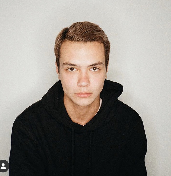 Блогер Максим Сендом Блогер Максим Сендом